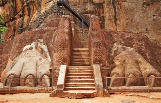 Article body image of the Sigiriya fortress Lion's paws